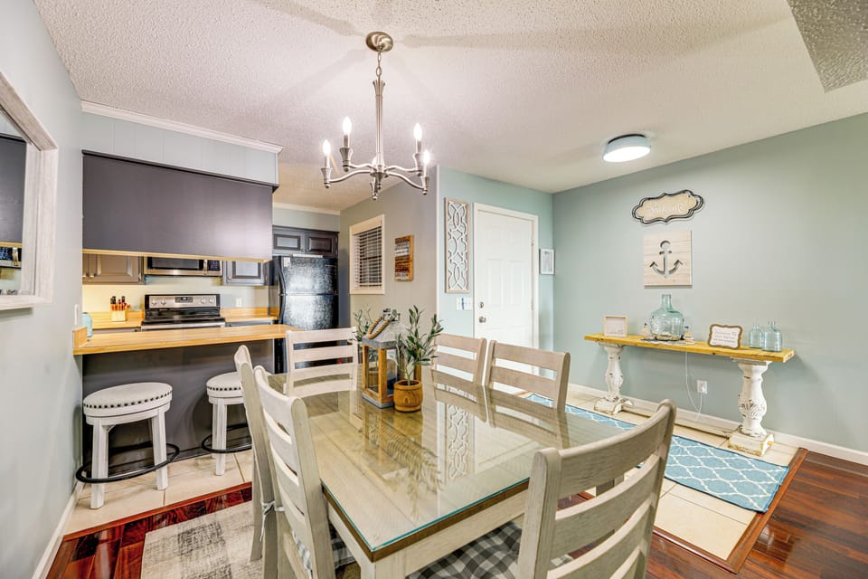 Dining Area | Dishes & Flatware Provided
