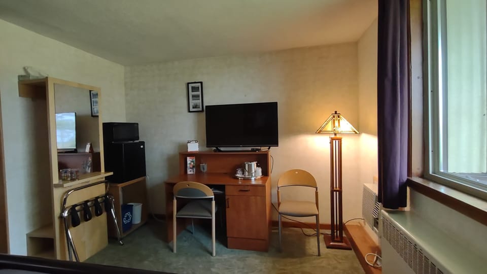 office desk/seating area