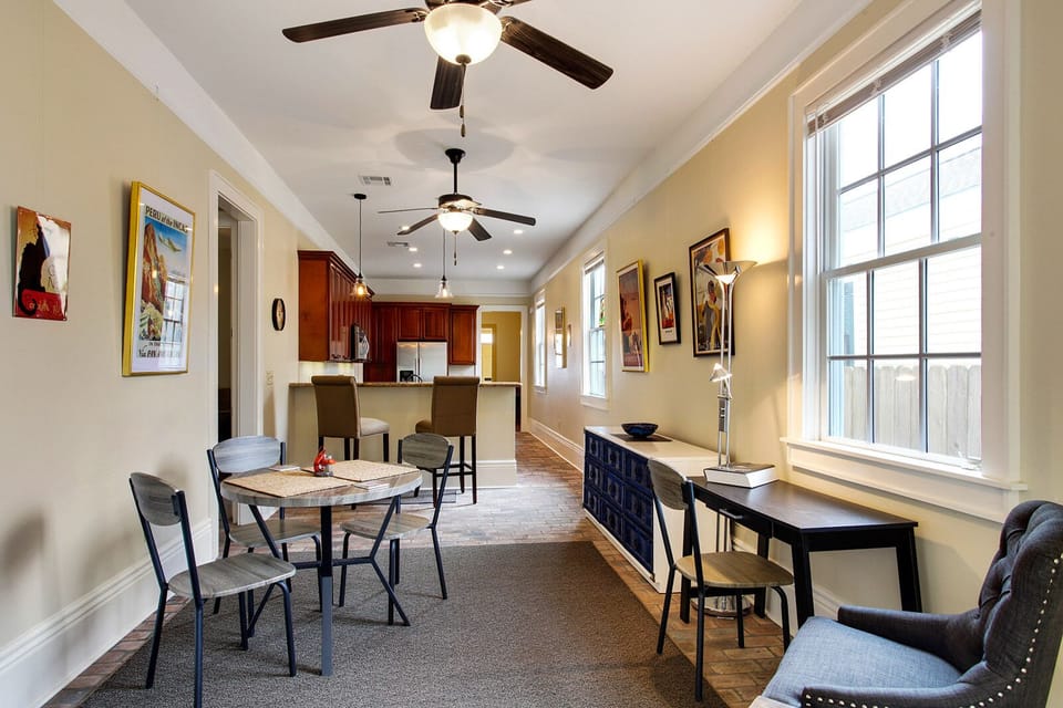 Sun room with dinette, bar counter and work station