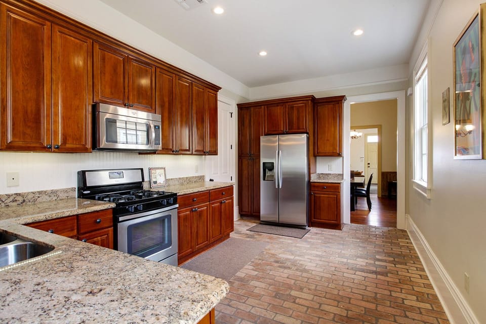Kitchen - view towards the front door