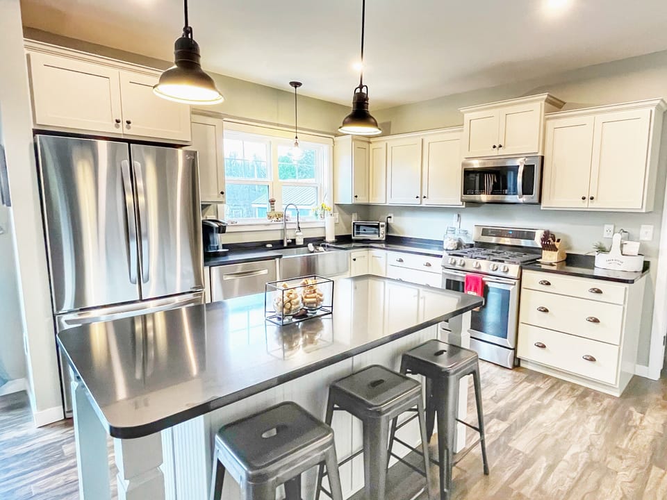 Modern well equipped kitchen. Keurig and auto-drip coffee maker available