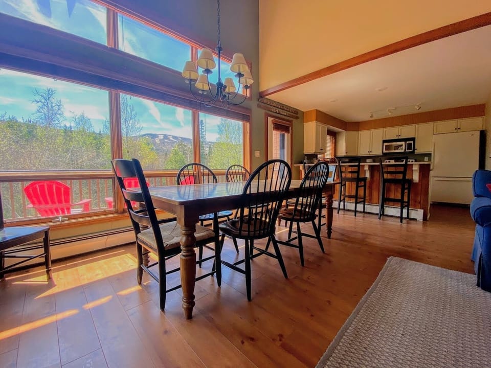 An open concept living/dining area offers a dining table for six,