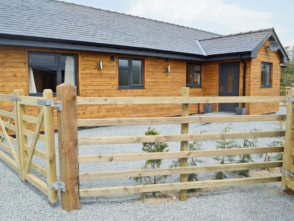 Luxurious lodge | River Lodge - Bryncoch Holidays, Hundred House, near Builth Wells