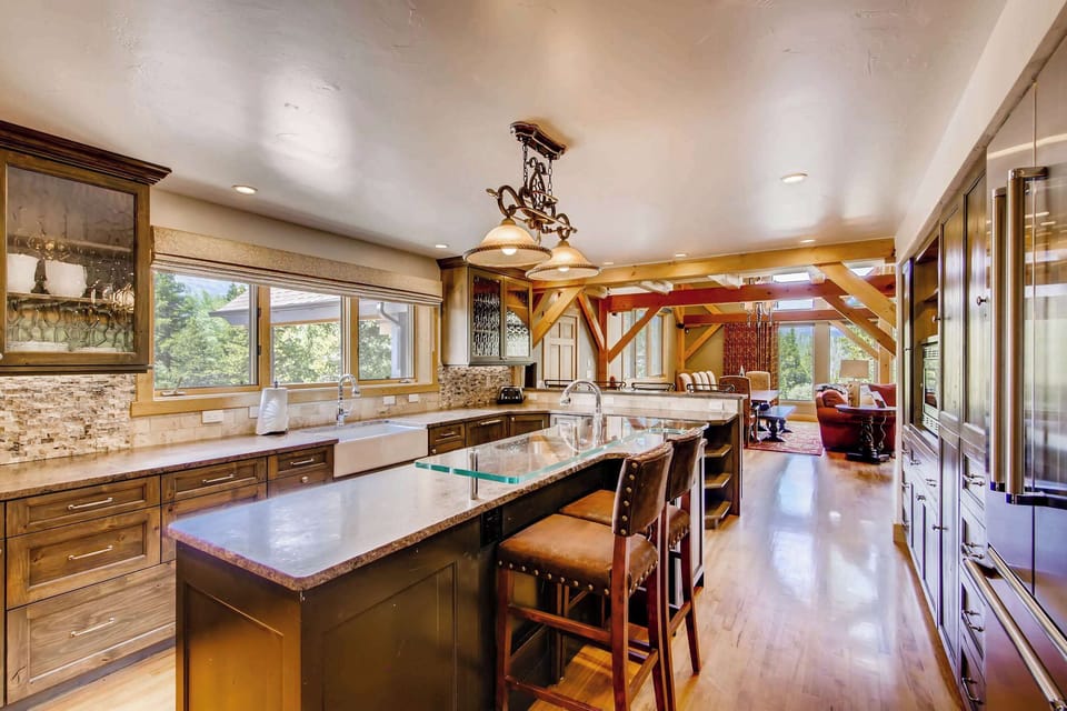 Seating for 6 at breakfast bars