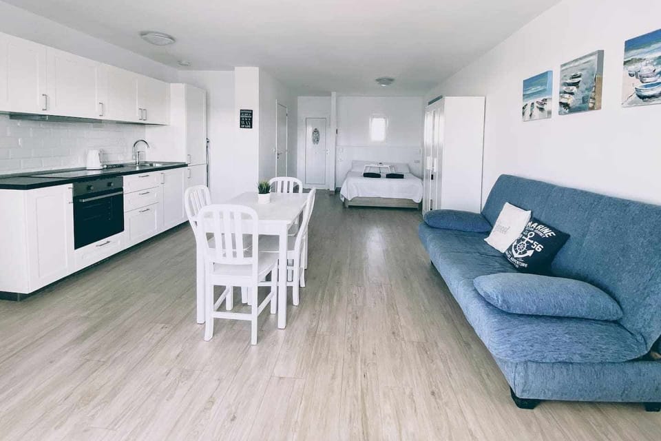 Bed,Kitchen or kitchenette,Living room,Dining area