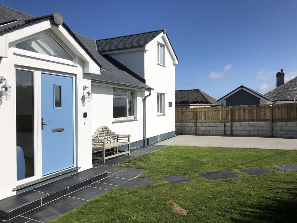 front of house, drive way, and fence