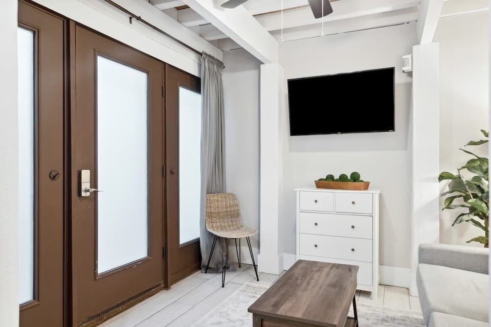 Living space with Smart Tv and free Wifi.