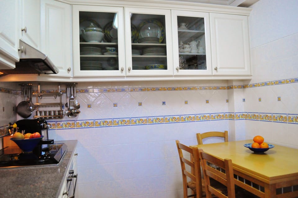 Fully Fitted Bright Kitchen