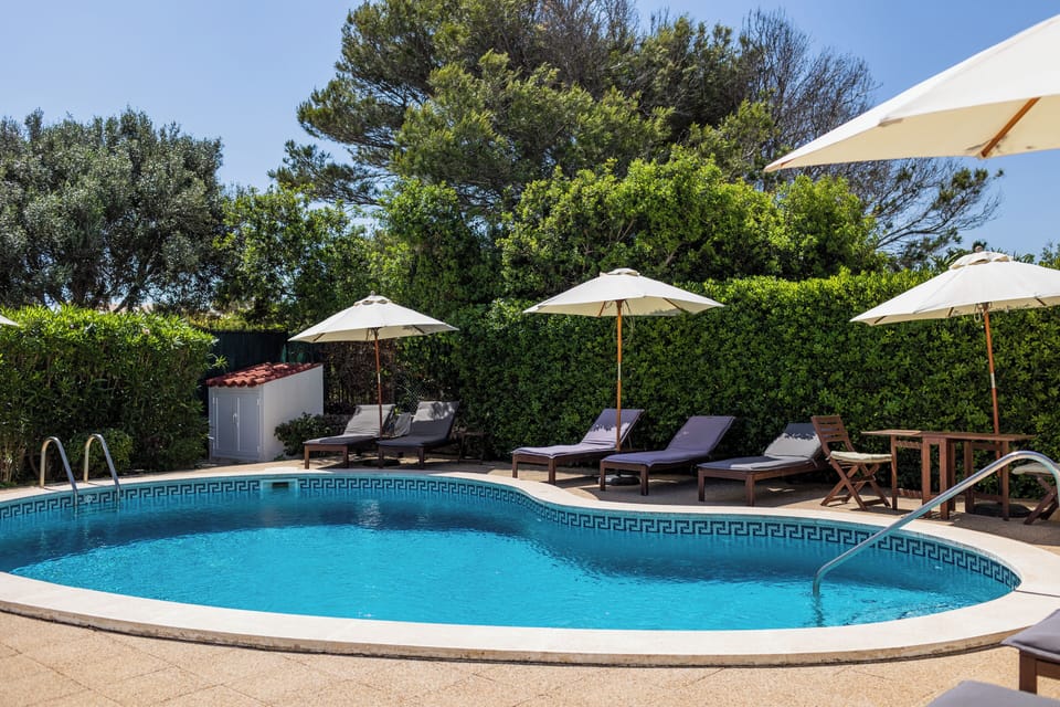 Pool, with 12 sunloungers