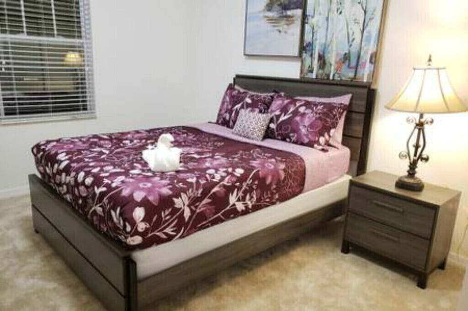 Bedroom 13 (queen)