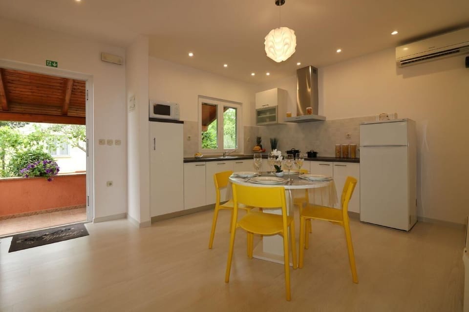 Dining area. kichen