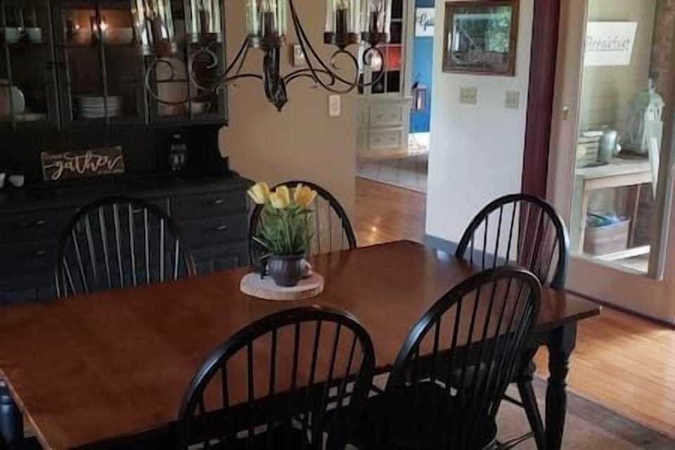 Communal dinning room (3)