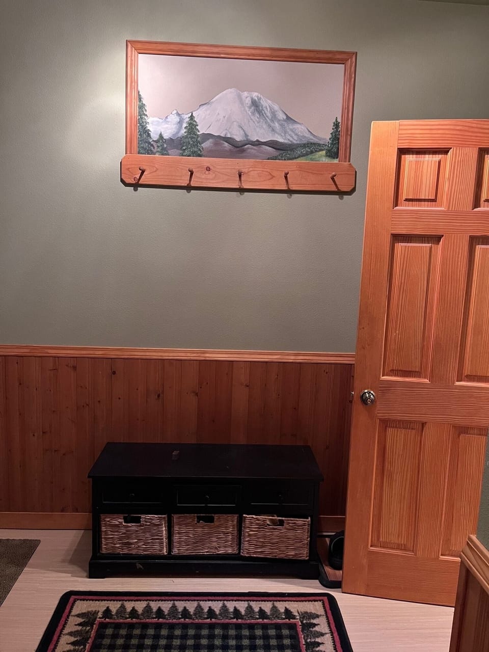 Front hallway to take off your ski and/or hiking boots