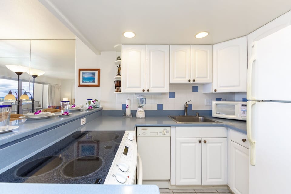 Kitchen - Fully-equipped with stove/oven, dishwasher, refrigerator and microwave oven