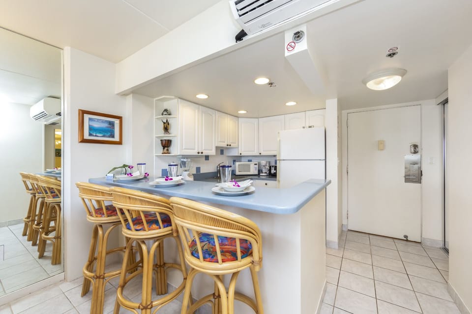 kitchen and dining area - Kitchen with breakfast bar attached