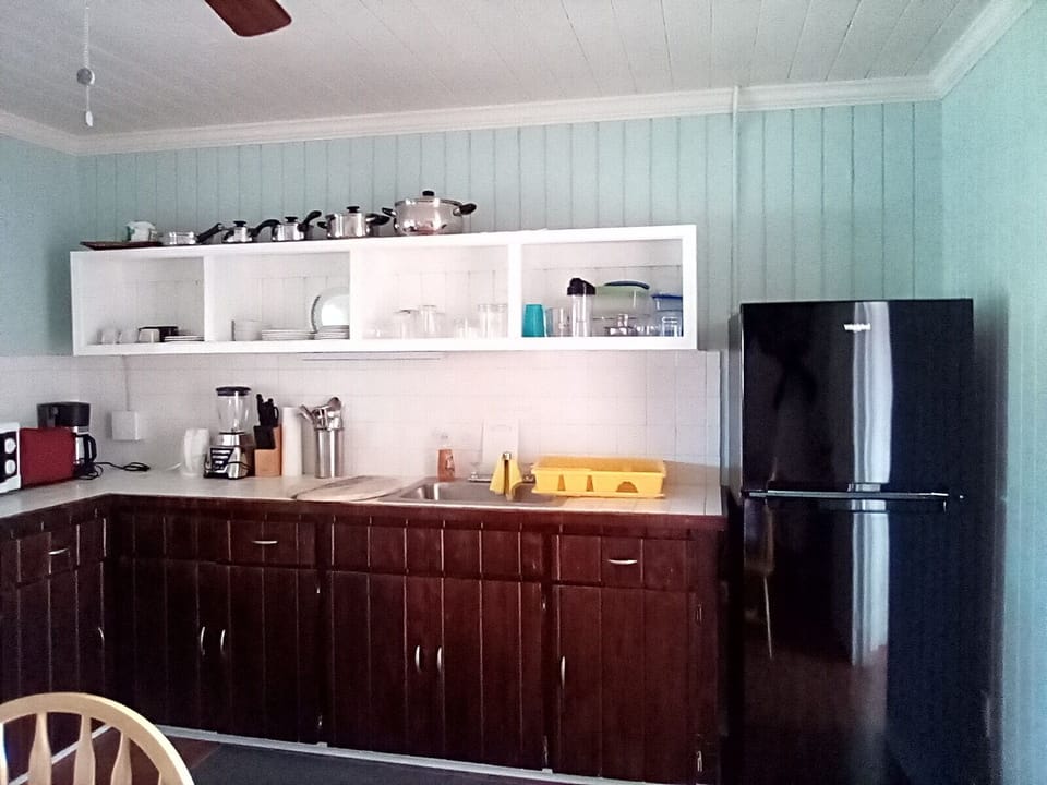 APARTMENT II LIVING SPACE/KITCHEN