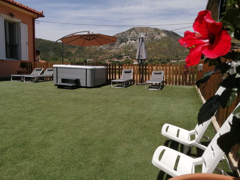6person Jacuzzi and resting area in the garden with sun loungers