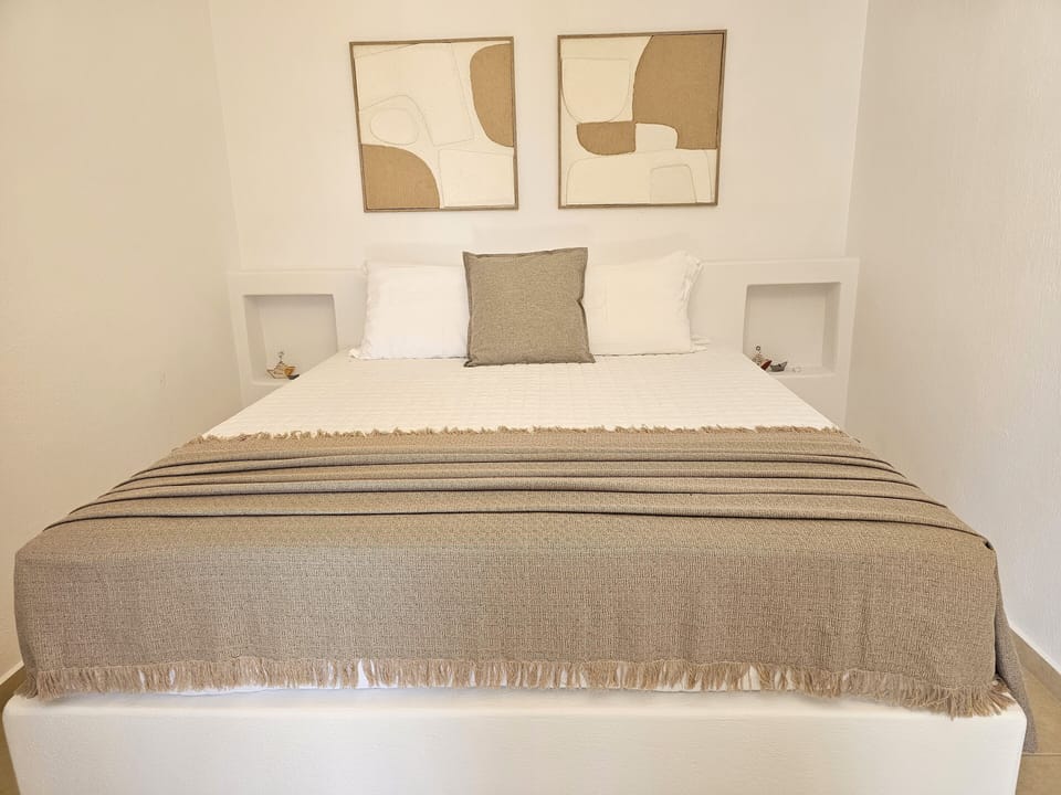 Suite B (bedroom)
