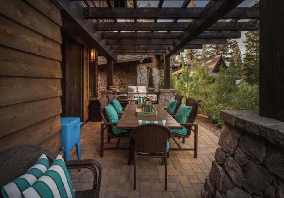 Outdoor Dining & BBQ