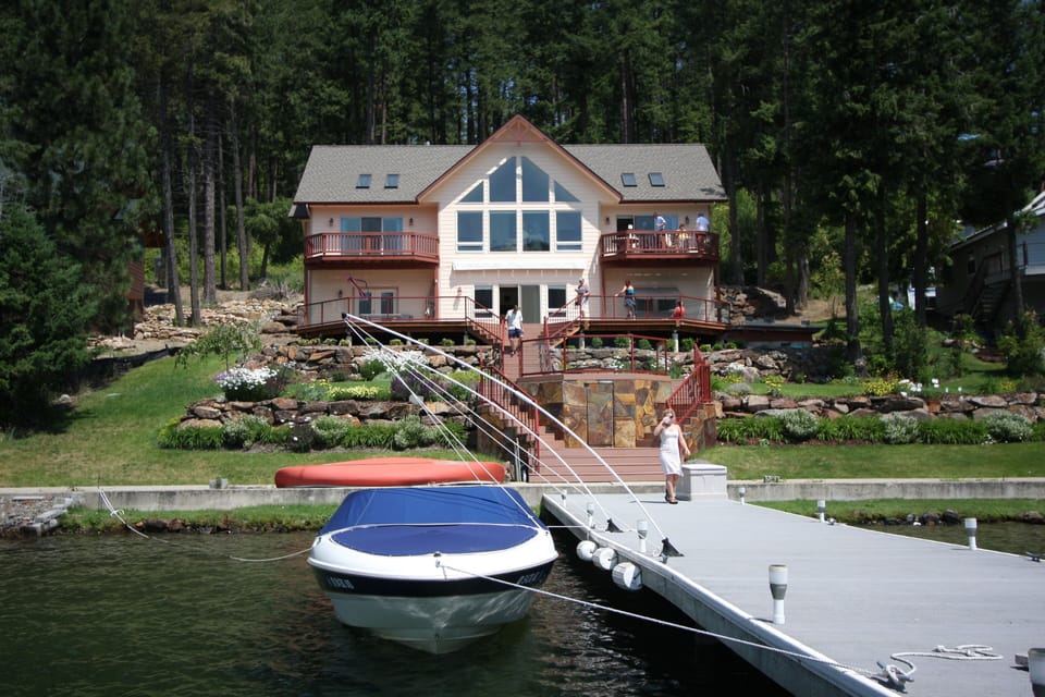 Perfect summer weather. Low bank home with easy access for boats and guests!