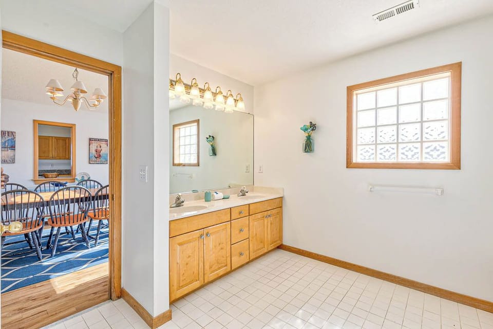 Top-Level Hall Full Bathroom, shares access to King Bedroom