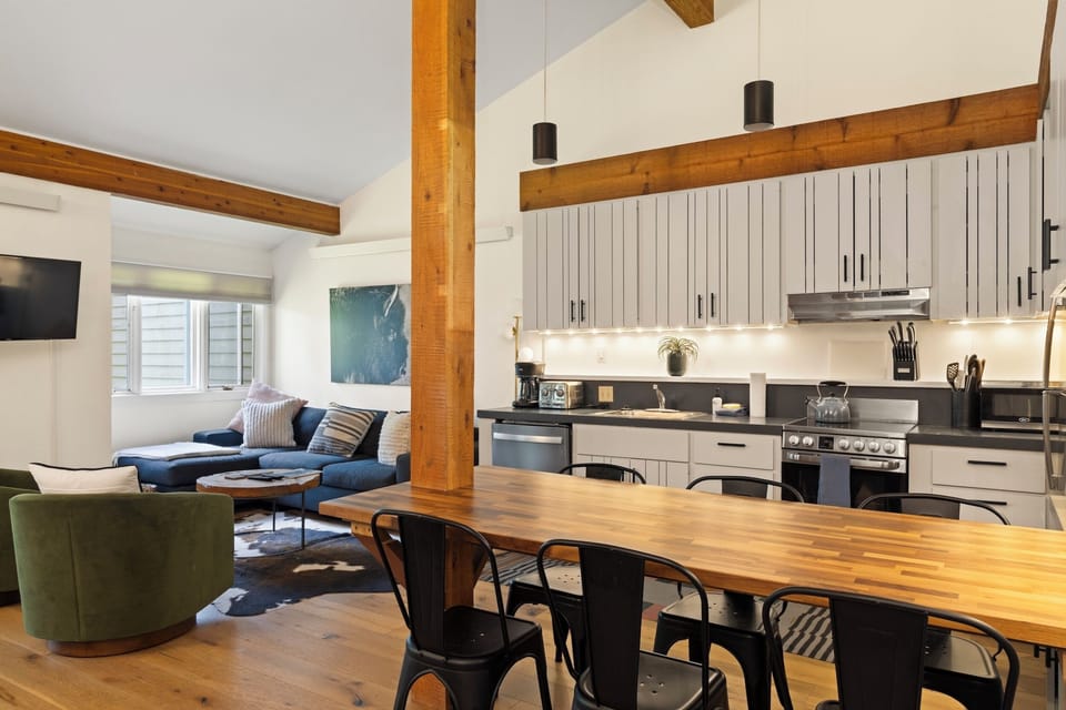 Kitchen & dining area
