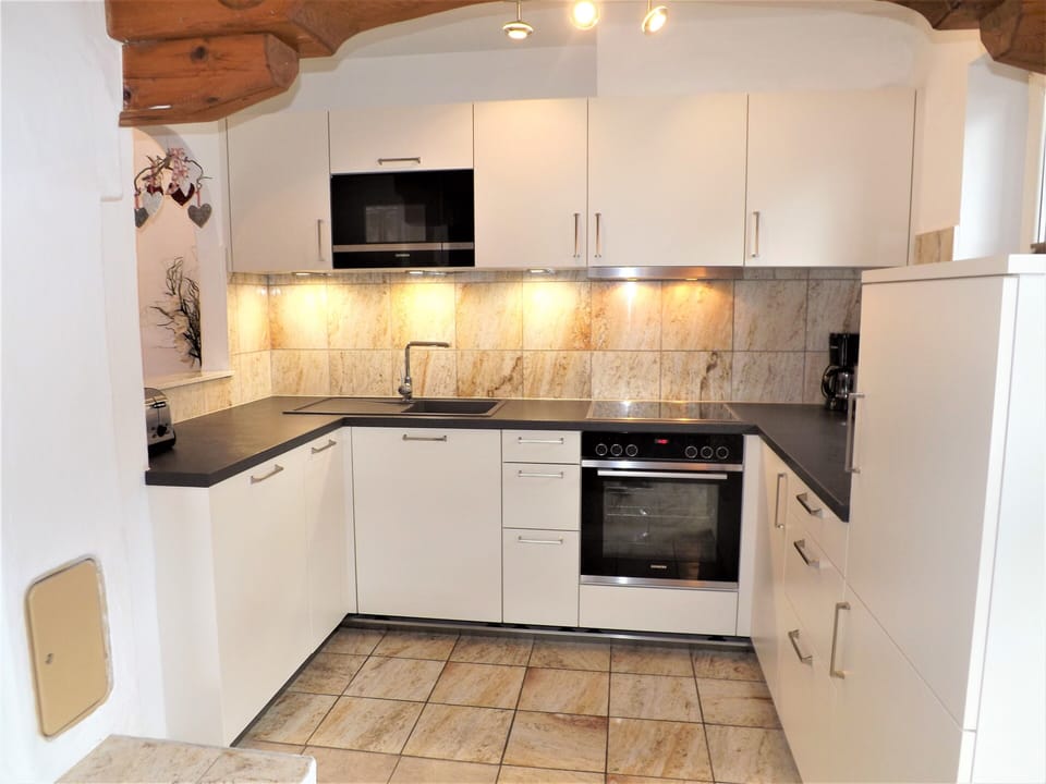 Kitchen - dishwasher, microwave, oven/hob, fridge & freezer compartment