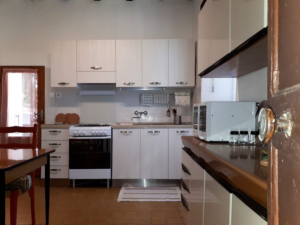 Kitchen with hob, electric oven, Microwave oven w/ grill, Fridge w/refrigerator