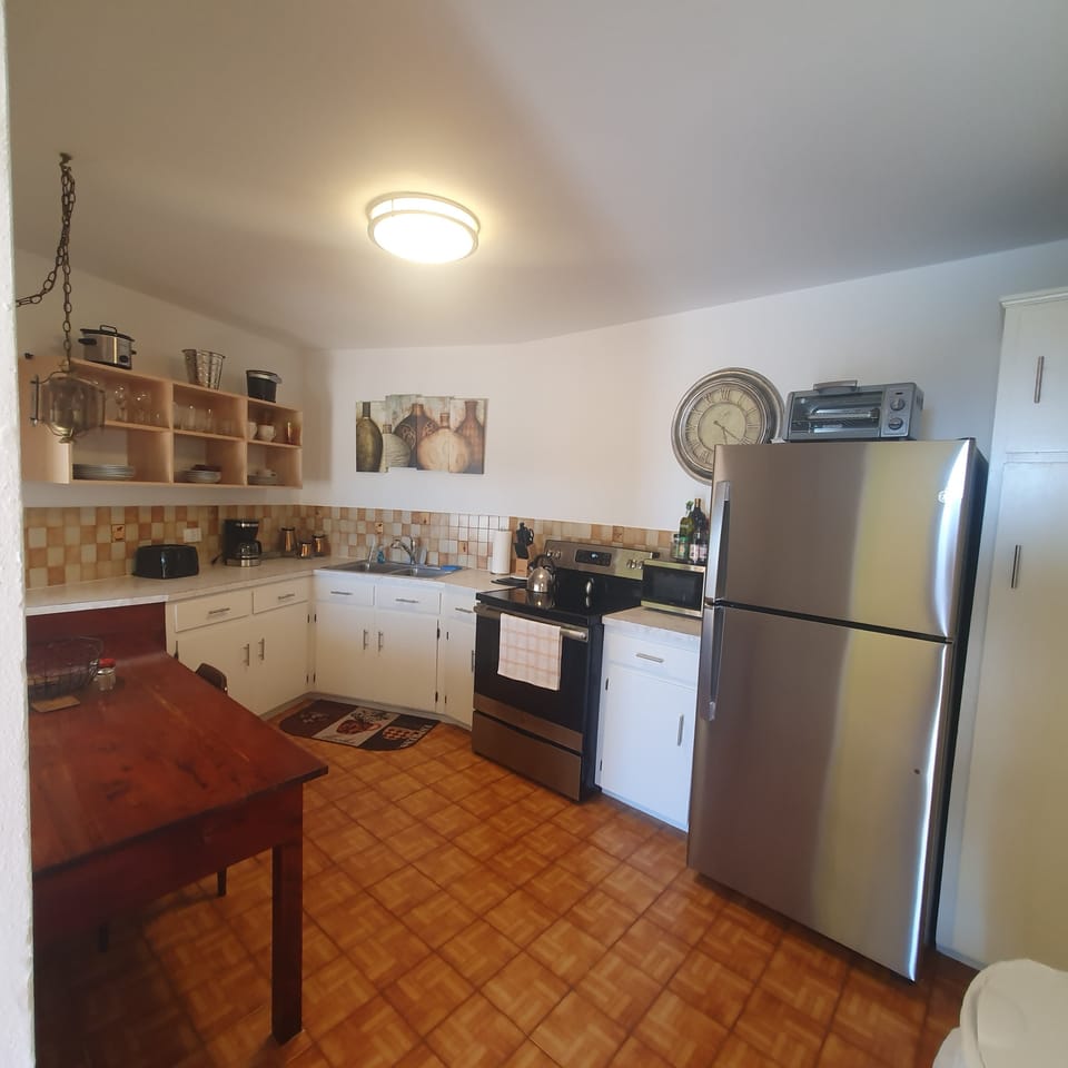 Fully equipped kitchen - no dishwasher