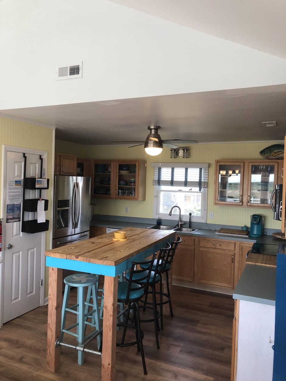 Kitchen: seats 6, large fridge, BIG steam pot,  Keurig & reg coffee & much more!