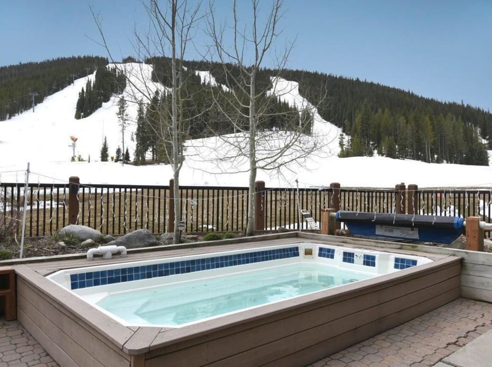 15+ person shared hot tub in overlooking slopes!. 