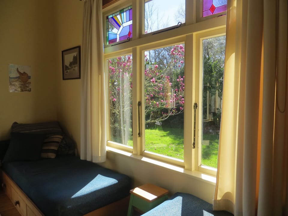 single divans/living room