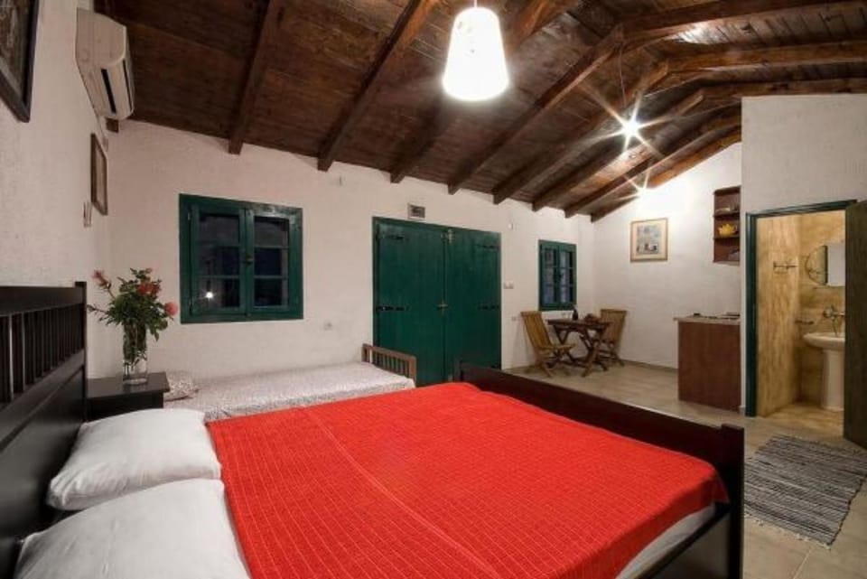 Photo of the whole room. 