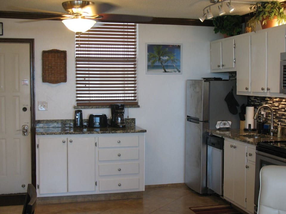 All Small Appliances: Toaster, Can Opener, Coffee Pot, Etc. Provided!!
