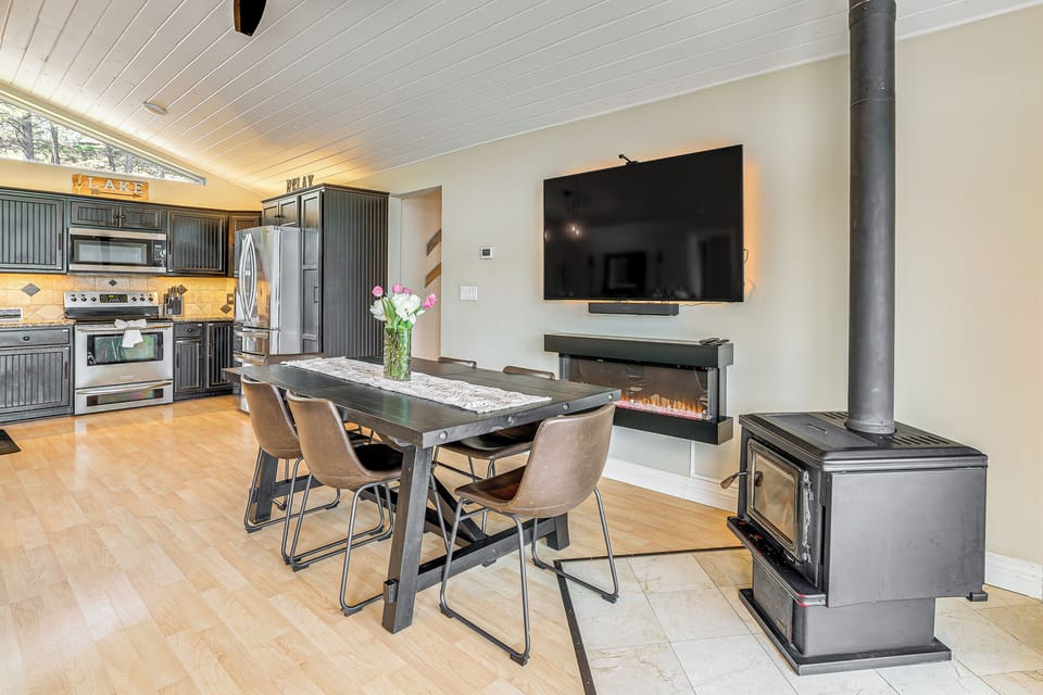 Dining Area | Dishware/Flatware Available | Main Level