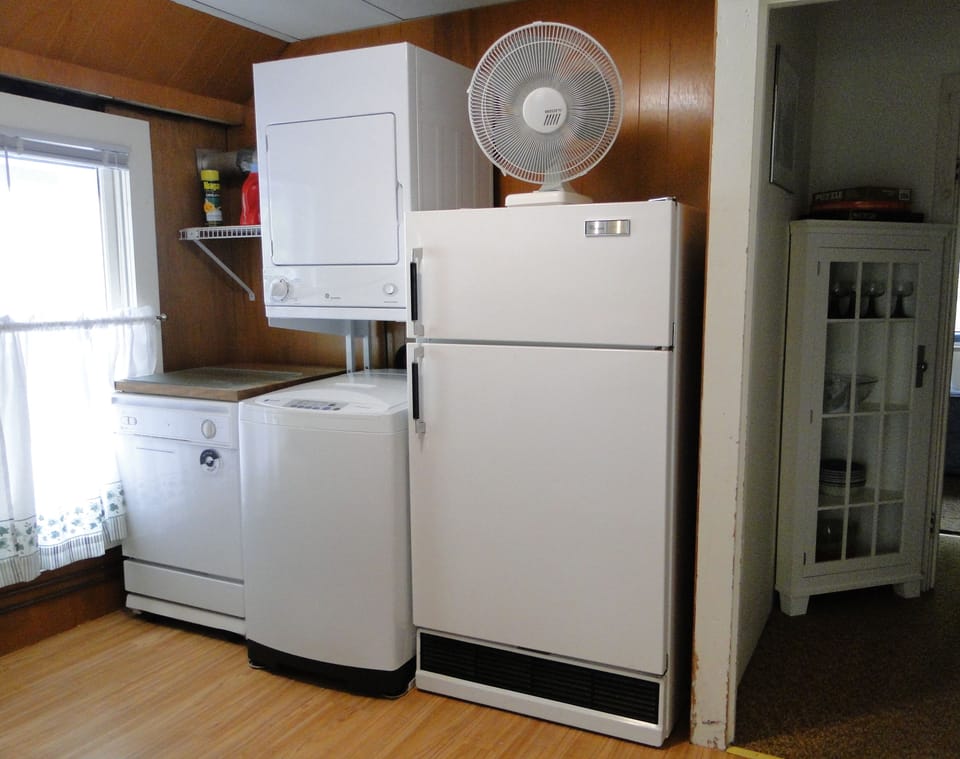 Upstairs kitchen with washer/dryer
