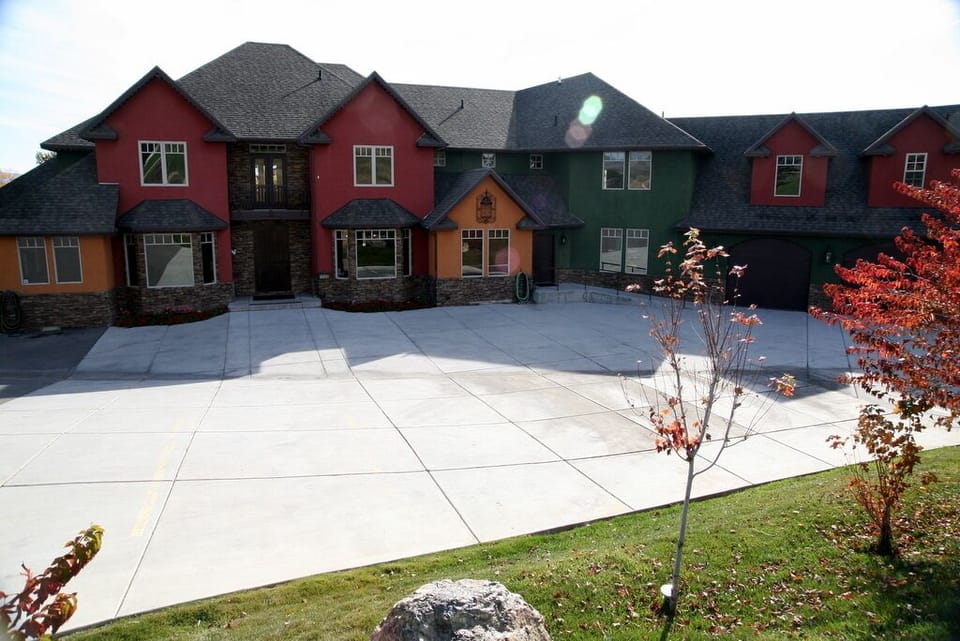 13-Bedroom luxury lodge with 10 themed suites with their own private bathroom