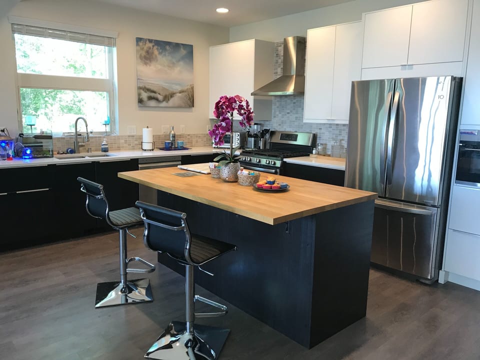 Fully equipped kitchen.