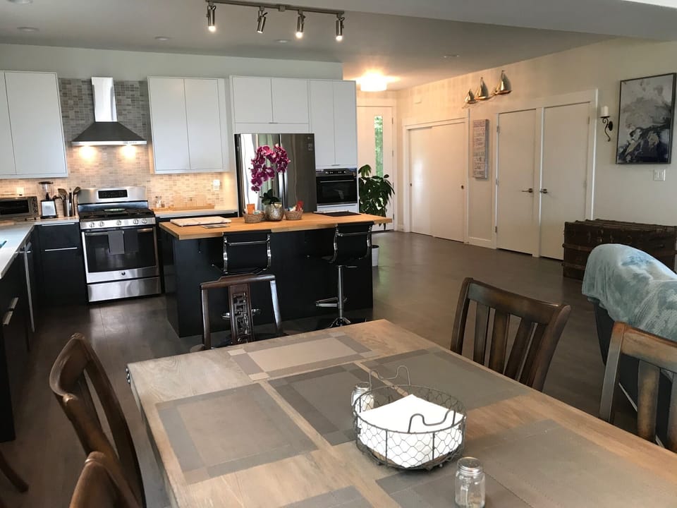 Island in Kitchen has power