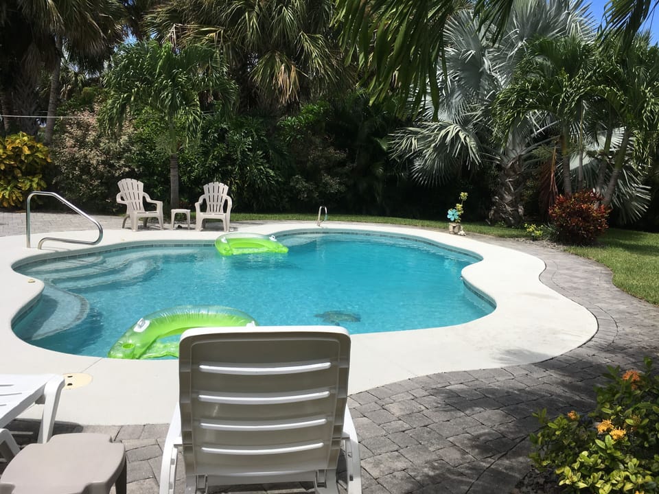 in pool seating for 6+