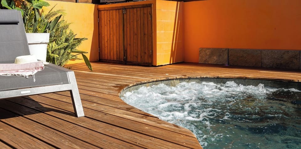 Outdoor spa tub