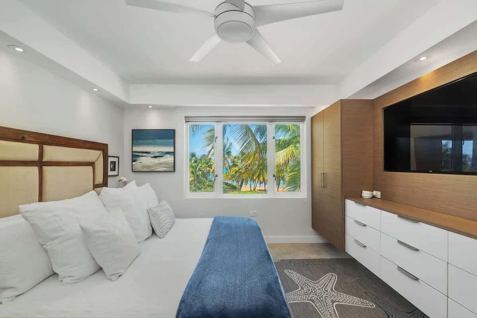 Master bedroom with King size bed. Wake up with a breathtaking view of the ocean. 