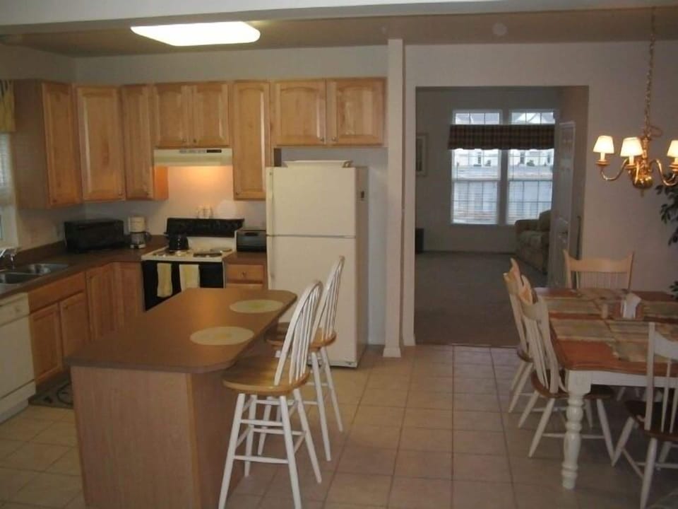 Very clean, spacious kitchen & dining room