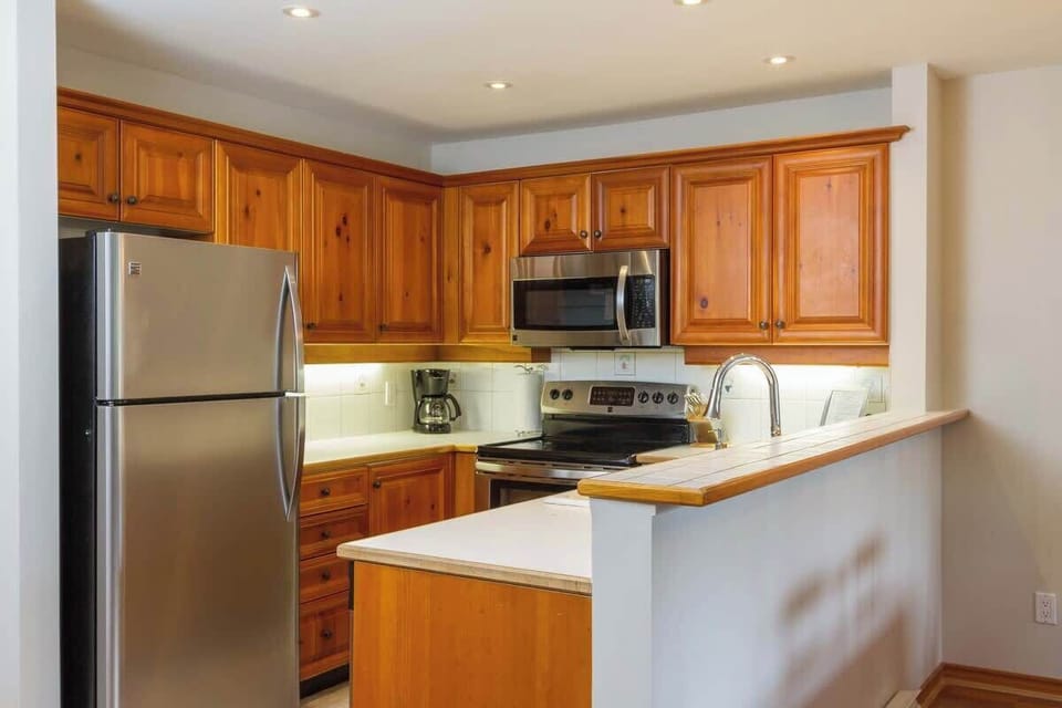 - Fully equipped kitchen with stainless appliances and wood cabinetry  
- Open layout perfect for cooking and connecting after ski adventures  
- Bright lighting and natural finishes for a welcoming feel  