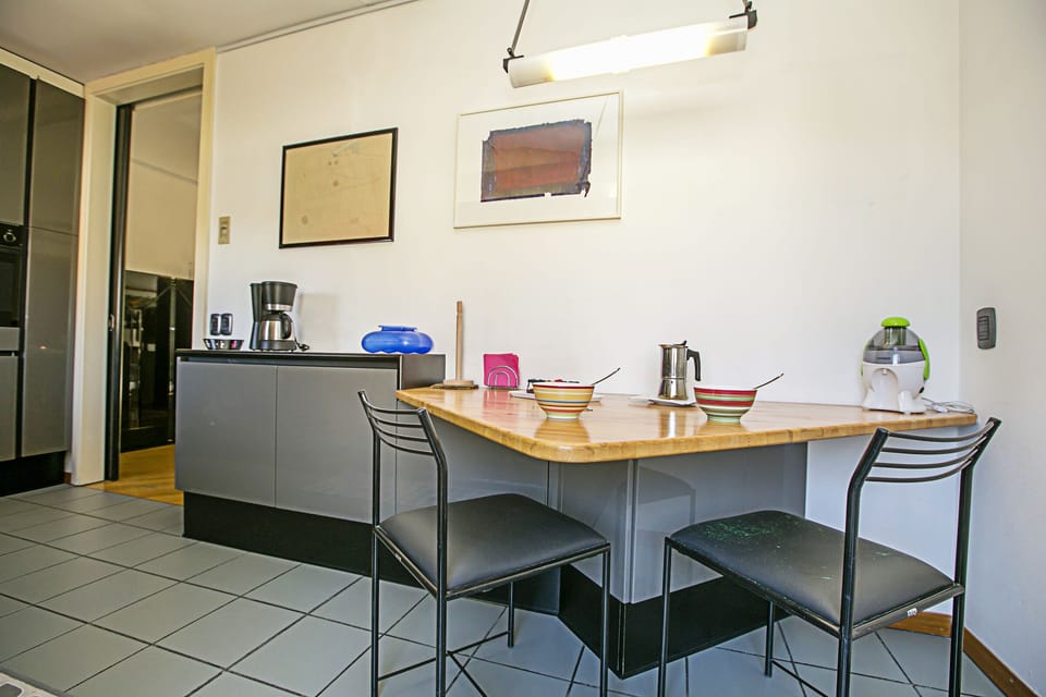 The kitchen with its table ideal to have breakfast