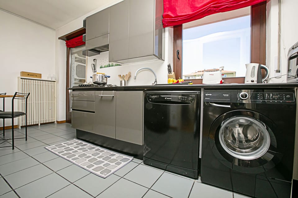 The kitchen with exit to the balcony