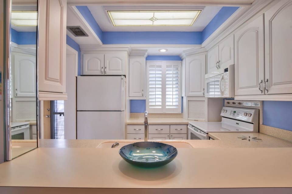 Fully equipped kitchen: dishwasher, microwave, coffee maker, blender & toaster.