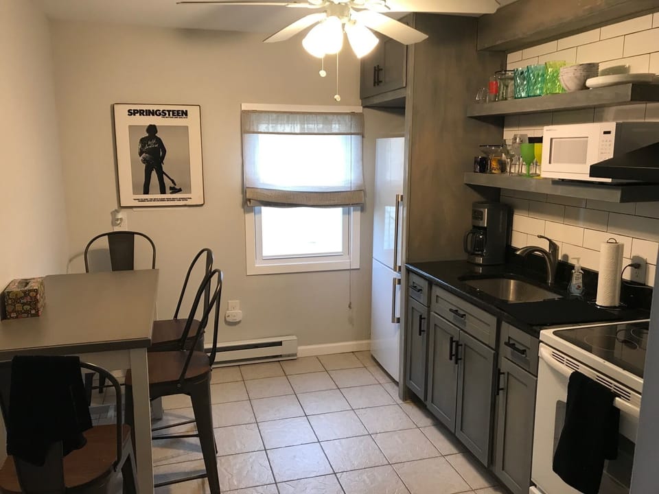 Seating for 4-5 in the kitchenette