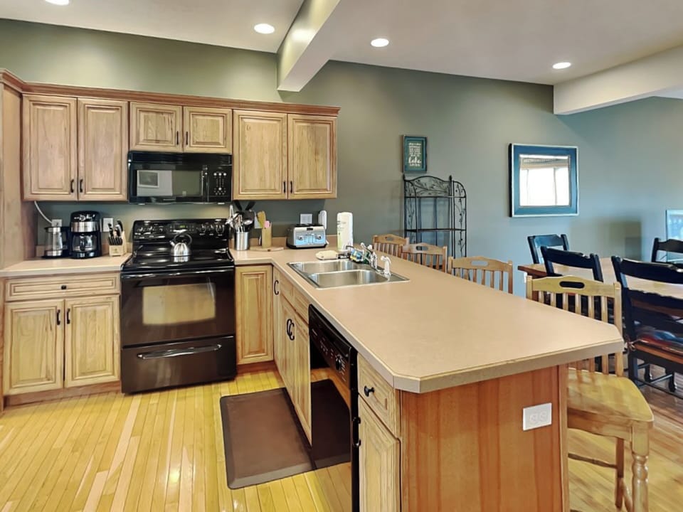 Kitchen w. Breakfast Bar