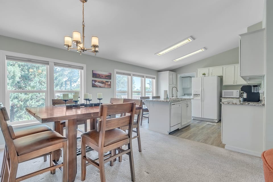 Dining Area with Seating for 6